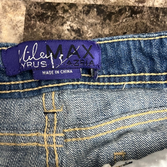 Miley Cyrus Max Azria Jean shorts size 9 NWOT - Picture 2 of 4